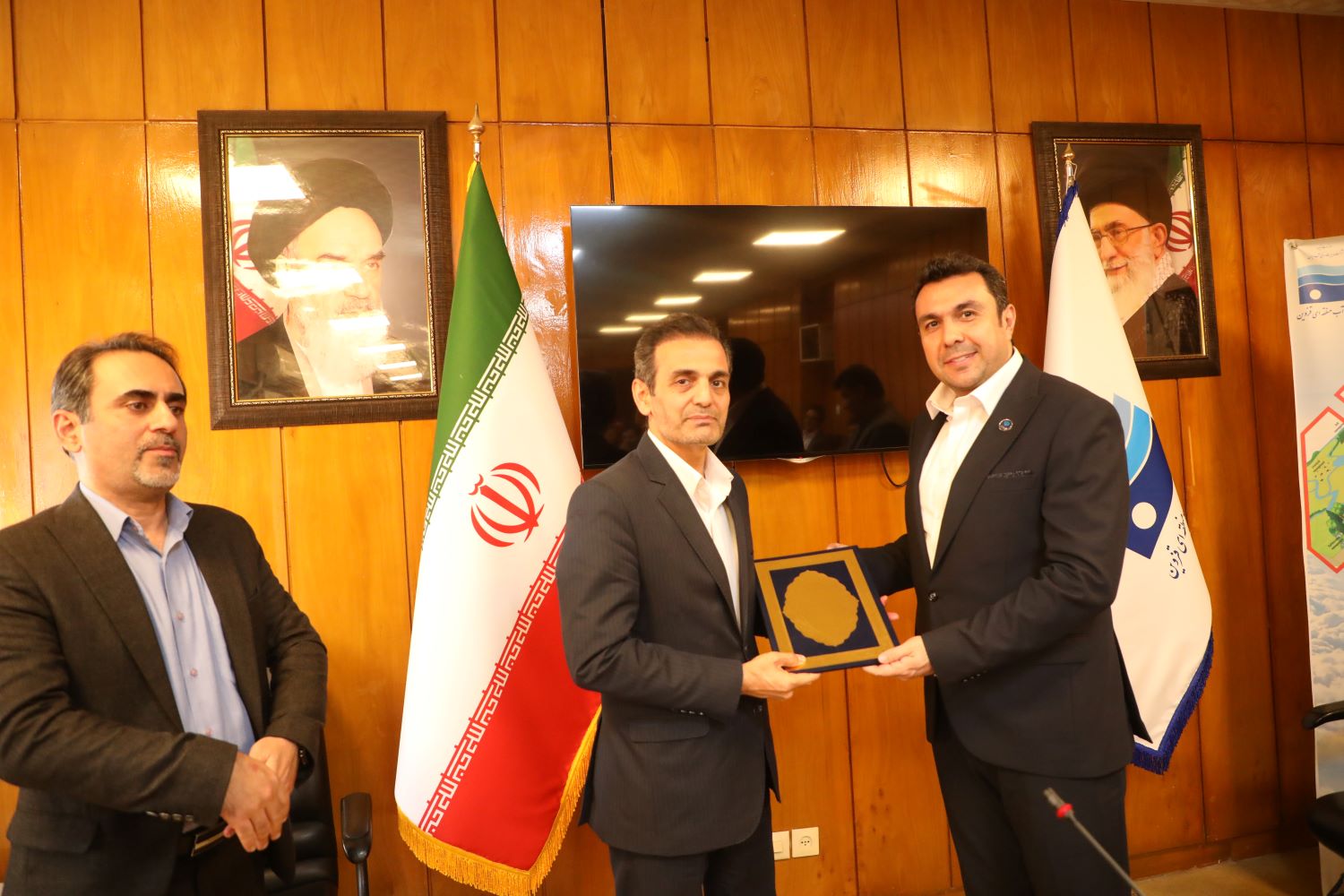 تقدیر معاون مجامع ، توسعه مدیریت و پشتیبانی شرکت مدیریت منابع آب ایران از مدیرعامل شرکت آب منطقه ای قزوین